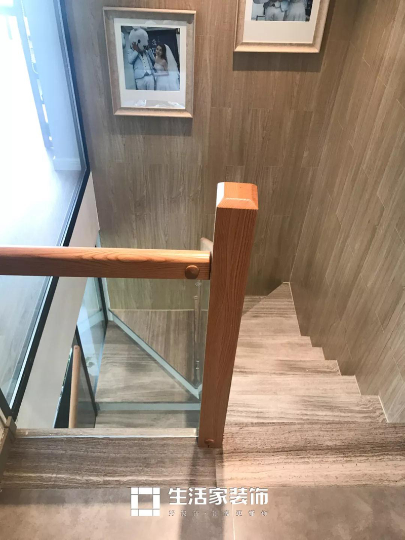 楼梯现代简约家装效果图