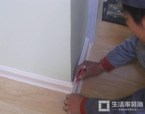 做踢脚线
