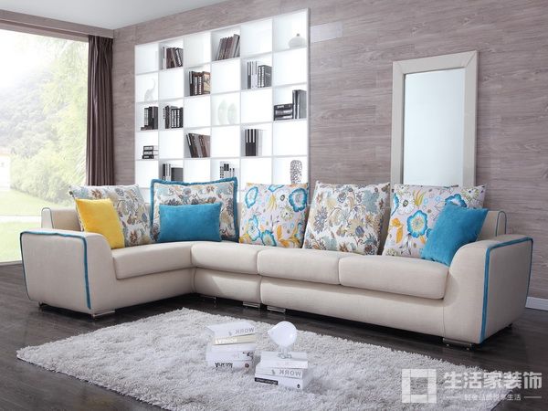 灰色沙发+花色抱枕