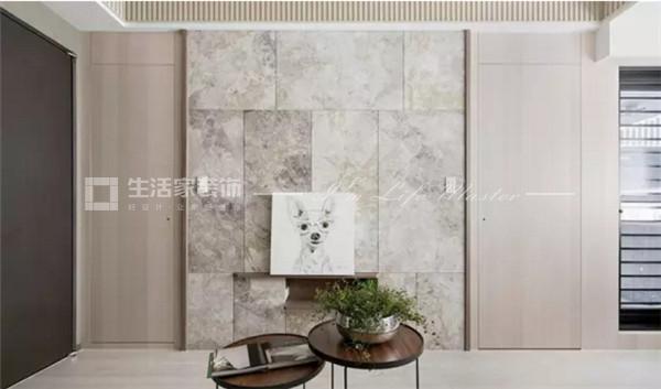 1542685569939240.jpg 门4 与电视背景墙融为一体.jpg