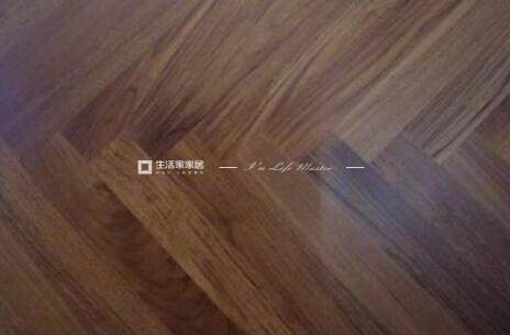 黑胡桃木地板与按照下列规定好的家具